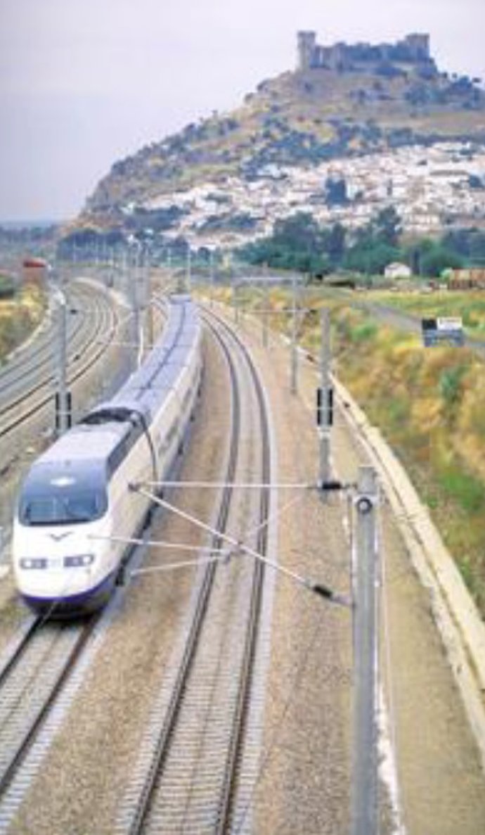 Archivo - Un tren AVE a su paso por Almodóvar del Río.