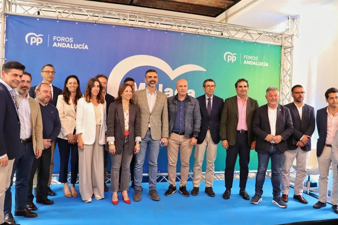 La presidenta del PP de Málaga, Patricia Navarro, el vicesecretario general del PP andaluz y consejero de Agricultura, Pesca, Agua y Desarrollo Rural, Ramón Fernández-Pacheco, y otros participantes en el Foro Agua y Futuro del PP Málaga.