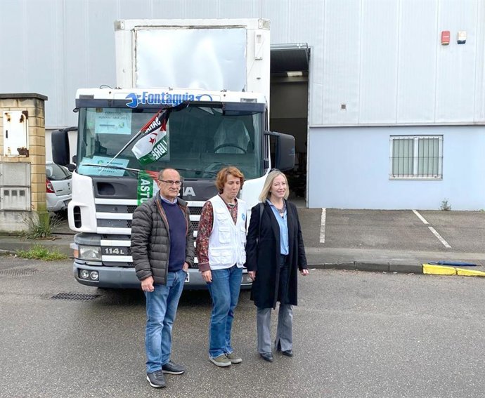 El presidente de la Asociación Asturiana de Solidaridad con el Pueblo Saharaui, Alberto Suárez, la coordinadora de Médicos del Mundo Asturias, Lola Menéndez, y la directora general de la Agencia Asturiana de Cooperación al Desarrollo, Beatriz Coto.