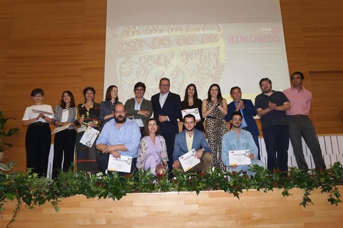 Gálvez (4ª dcha., detras), en la entrega de premios del programa de aceleración del CRN de Joyería desarrollado el pasado año.