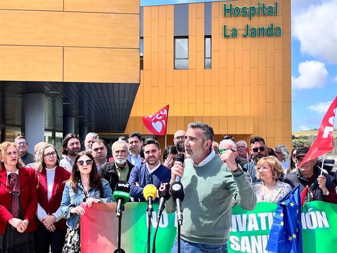 Javier Pizarro en la concentración a las puertas del Hospital de Vejer.