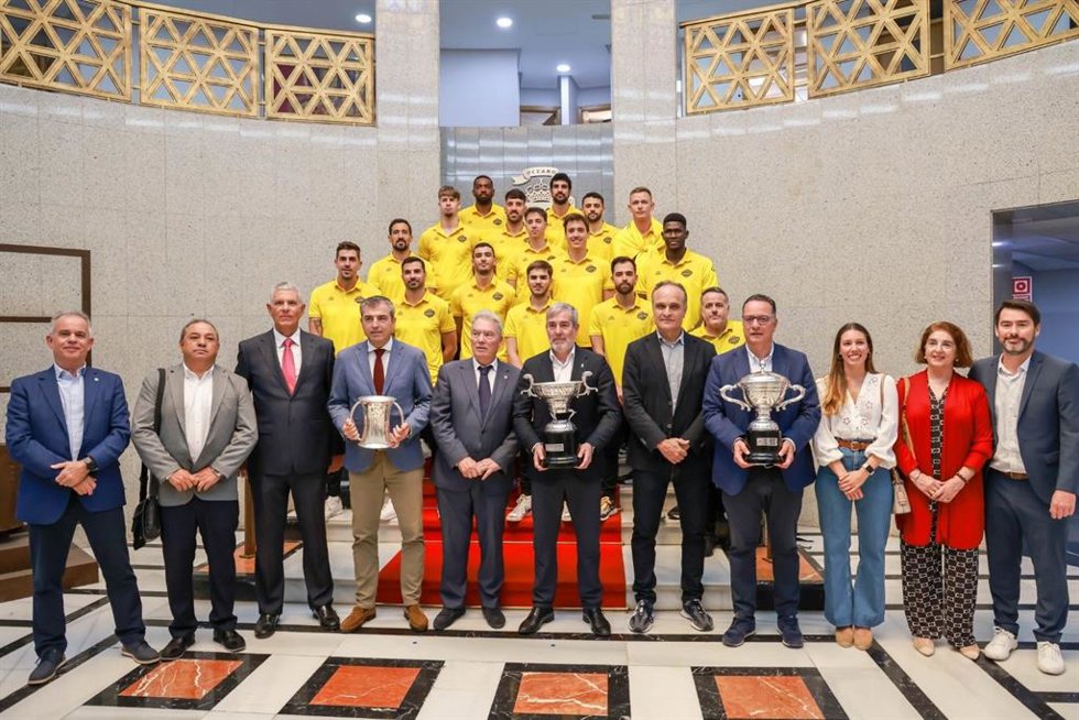 El presidente de Canarias, Fernando Clavijo, junto al vicepresidente canario, Manuel Domínguez, y el consejero regional de Deportes, Poli Suárez, en el recibimiento al CV Guaguas