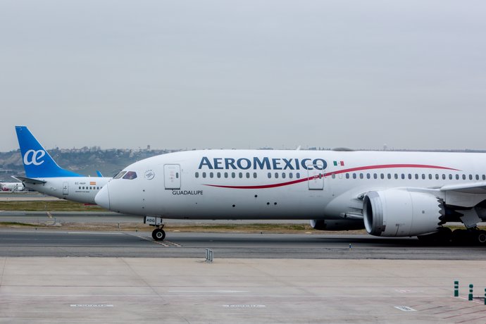 Archivo - Un avión de la aerolínea Aeroméxico en el aeropuerto Adolfo Suárez Madrid-Barajas, a 2 de enero de 2024, en Madrid (España). UGT ha convocado una huelga de los trabajadores de las torres de control de plataforma del aeropuerto Adolfo Suárez Madr