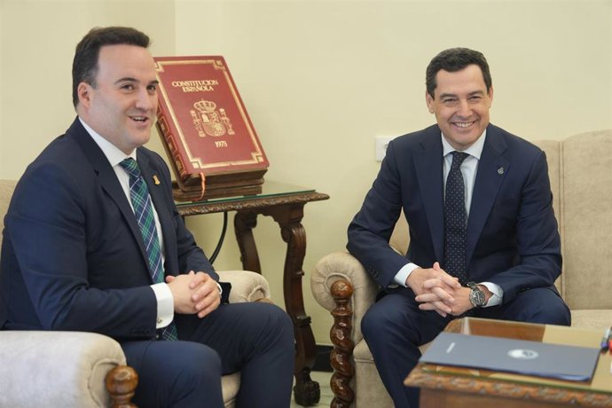 Juanma Moreno (dcha.), durante su encuentro con Juan Ramón Valdivia en el Ayuntamiento de Priego de Córdoba.
