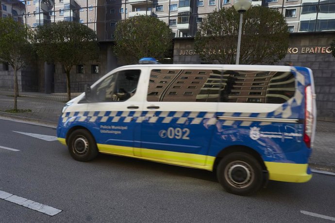 Archivo - Arquivo - Uma van da Polícia Municipal de Pamplona, nas proximidades do Palácio da Justiça, em 21 de abril de 2021, em Pamplona, Navarra (Espanha).