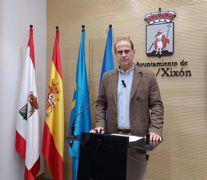 Archivo - El concejal del Grupo Municipal Socialista de Gijón Tino Vaquero.