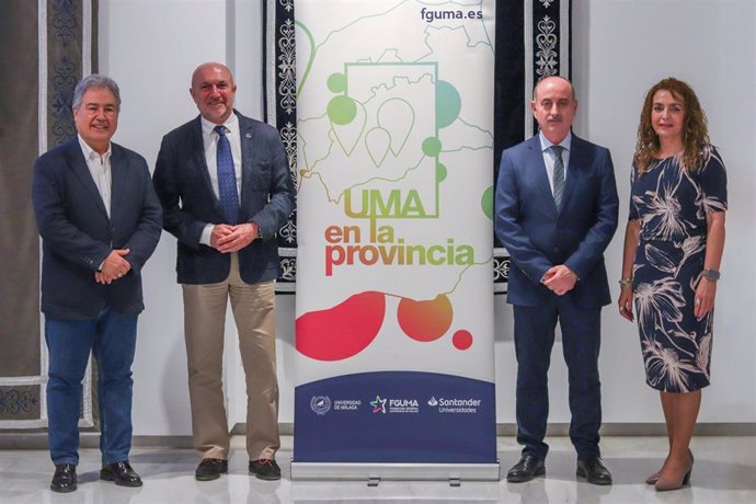 Eugenio Luque Domínguez, director de la Fguma; Antonio Campos Garín, alcalde de Macharaviaya, y Juan Antonio García Galindo, director del Centro de Estudios Iberoamericanos y Transatlánticos FGUMA-UMA (CEIT) y coordinador de la jornada.