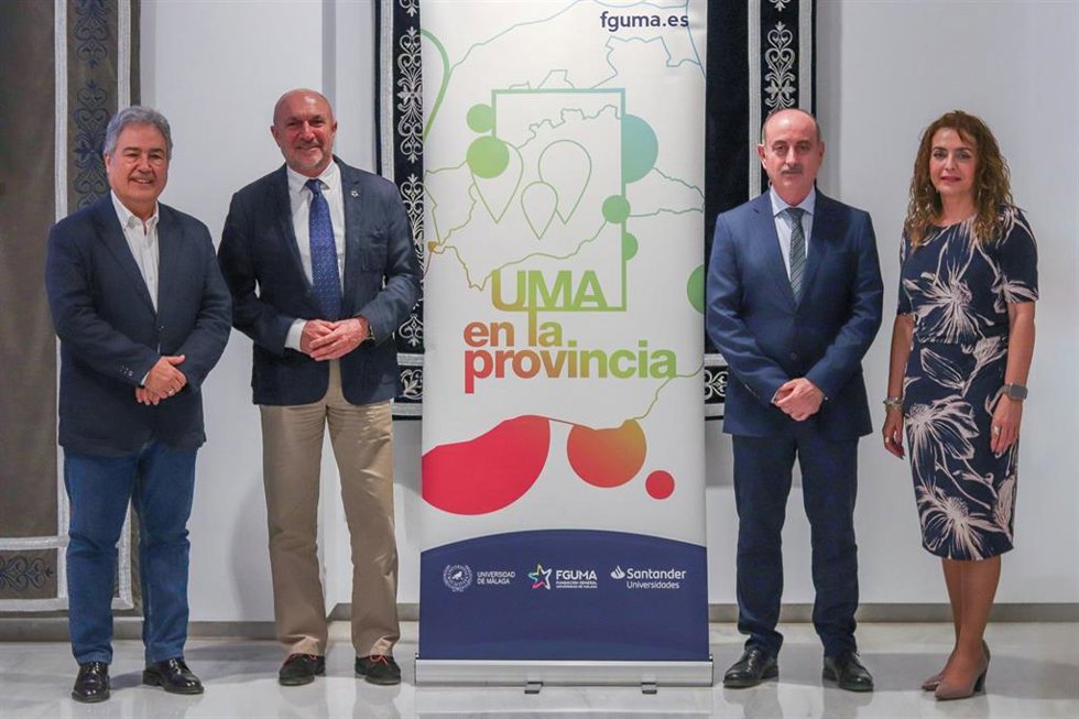 Eugenio Luque Domínguez, director de la Fguma; Antonio Campos Garín, alcalde de Macharaviaya, y Juan Antonio García Galindo, director del Centro de Estudios Iberoamericanos y Transatlánticos FGUMA-UMA (CEIT) y coordinador de la jornada.