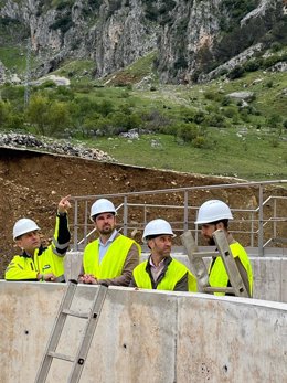 El delegado de Desarrollo Urbano de la Junta, Fran Moreno, en las obras de la EDAR de Grazalema.