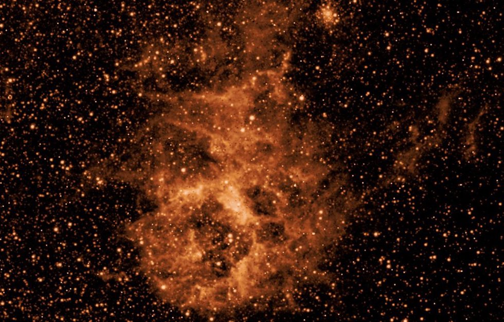  Esta imagen muestra una sección del cielo en una longitud de onda (3,29 micras), revelando una nube de polvo compuesta por una molécula similar a hollín o humo