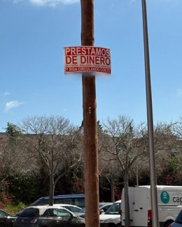 Un dels cartells pels quals s'ha sancionat a l'empresa, en un pal de la llum a Palma.