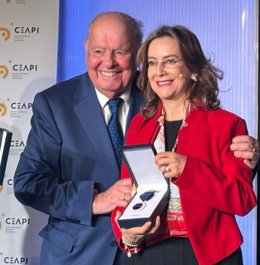 Foto de la entrega de la medalla por parte de Enrique V. Iglesias, presidente de honor de CEAPI a Gina Magnolia Raño Barón, secretaria general de la OISS