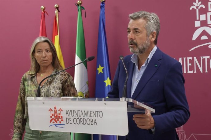 Los concejales Miguel Ángel Torrico e Isabel Albás.