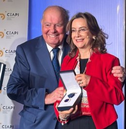 Foto de la entrega de la medalla por parte de Enrique V. Iglesias, presidente de honor de CEAPI a Gina Magnolia Raño Barón, secretaria general de la OISS