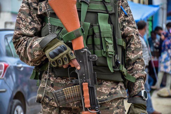 04 May 2025, India, Srinagar: Paramilitary troopers stand alert in Srinagar, the summer capital of Jammu and Kashmir, as tensions rise between nuclear-armed India and Pakistan following a deadly attack on tourists. India has banned the import of goods fro
