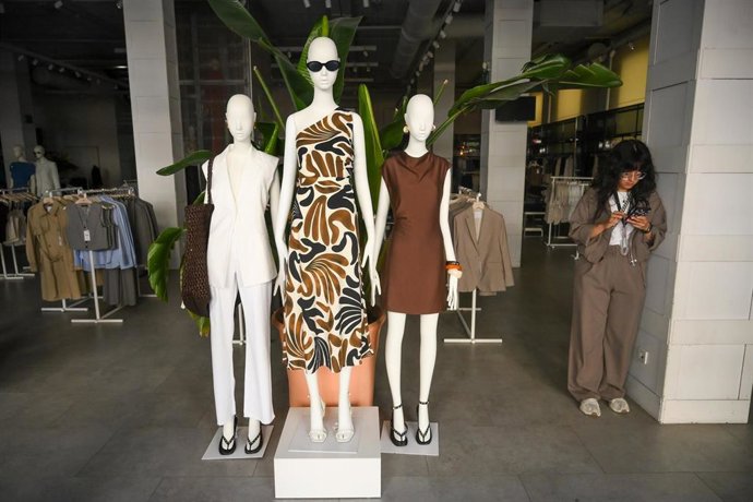 Interior de una tienda de ropa en Santander durante el apagón