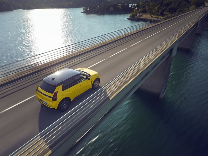 Archivo - El R5 arrebata la corona a Tesla y se convierte en el eléctrico más vendido en España en abril.