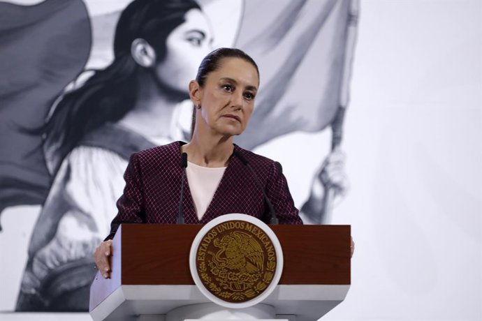 A presidente do México, Claudia Sheinbaum Pardo, fala durante uma conferncia informativa sobre as autopeas mexicanas que esto isentas das tarifas dos EUA, beneficiando a indústria automotiva mexicana no Palácio Nacional, em 2 de maio de 2025, na Cida
