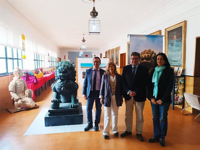 La delegada de Educación, Isabel Paredes, en la inauguración de la semana cultural del Aula Confucio en el IES Coloma de Jerez.