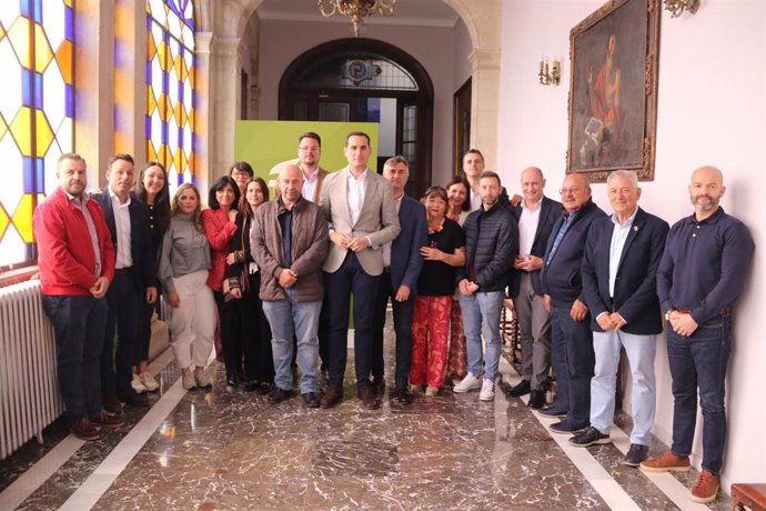 Diputados del PSOE con responsables municipales de Cazorla a las puertas del salón de plenos de Diputación