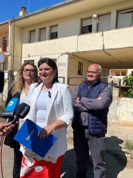 La diputada del PP en el Congreso Elisa Vedrina ante el antiguo cuartel en Ulldecona.