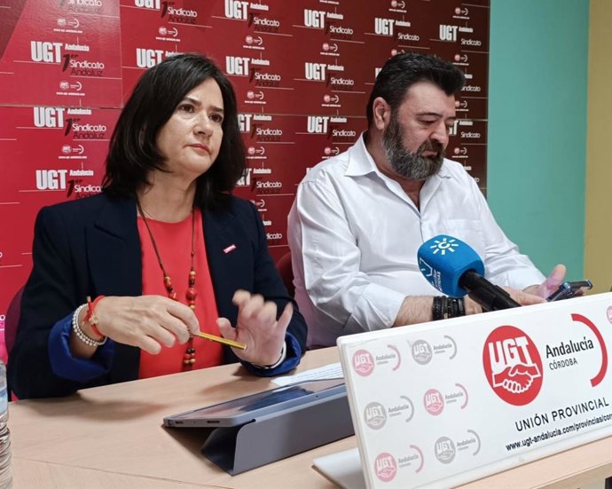 Encarna Laguna y Vicente Palomares, en la sede provincial de su sindicato.