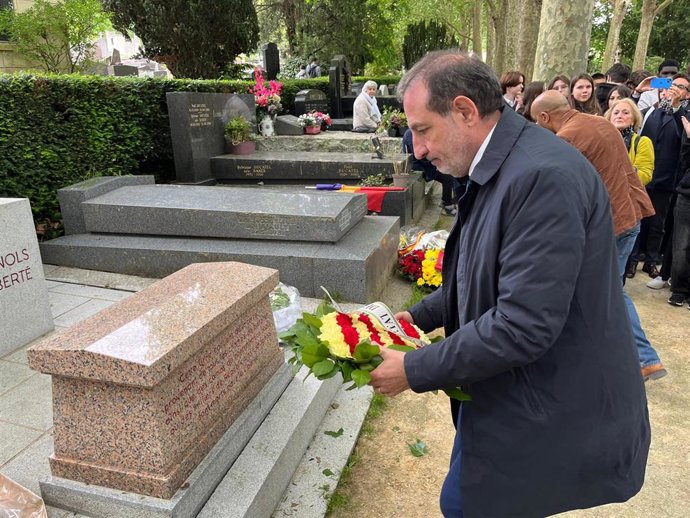 El conseller Ramon Espadaler ante la tumba dedicada a los republicanos españoles deportados a Mauthausen, en París