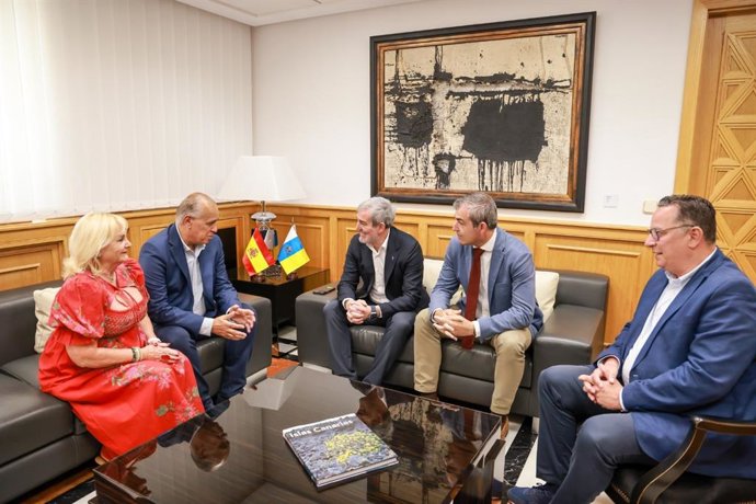 El presidente de Canarias, Fernando Clavijo, junto al vicepresidente canario, Manuel Domínguez, y el consejero regional de Deportes, Poli Suárez, reciben a los promotores del Rally Islas Canarias