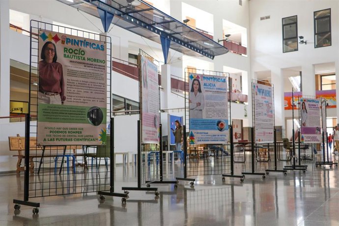 La muestra 'PIntificadas' se puede ver en el vestíbulo de la Facultad de Ciencias de la UMA.