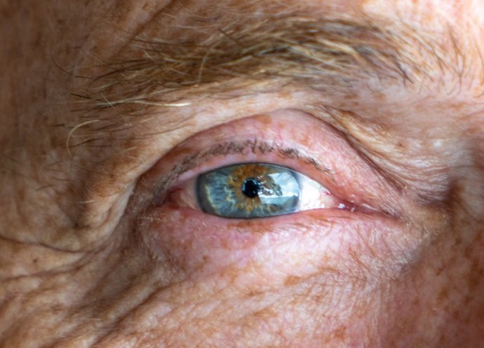 Archivo - Imagen de recurso de un ojo de un hombre mayor.