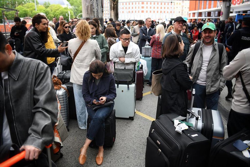 Decenas de personas esperan en las inmediaciones de la estación de Atocha-Almudena Grandes, tras los retrasos en los trenes AVE, a 5 de mayo de 2025, en Madrid