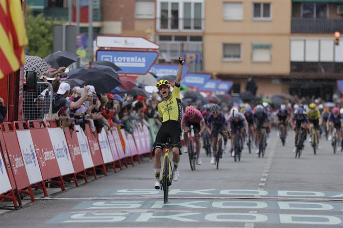 La ciclista neerlandesa Marianne Vos (Team Visma | Lease a Bike) ha ganado este lunes la segunda etapa de La Vuelta Femenina by Carrefour.Es, la primera en línea y disputada entre Molins de Rei y Sant Boi de Llobregat sobre 99 kilómetros