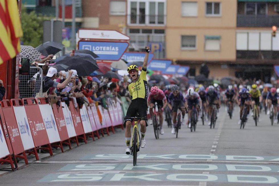 La ciclista neerlandesa Marianne Vos (Team Visma | Lease a Bike) ha ganado este lunes la segunda etapa de La Vuelta Femenina by Carrefour.Es, la primera en línea y disputada entre Molins de Rei y Sant Boi de Llobregat sobre 99 kilómetros
