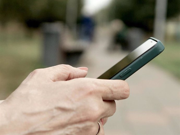 Persona usando un teléfono móvil
