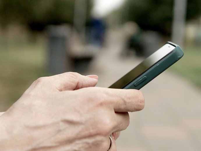 Persona usando un teléfono móvil