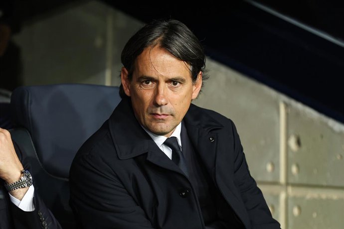 Simone Inzaghi, técnico do FC Internazionale, observa durante a partida de ida da semifinal da Liga dos Campeões da UEFA 2024/25 entre FC Barcelona e FC Internazionale Milano no Estadi Olimpic Lluis Companys em 30 de abril de 2025 em Barcelona, Espanha.