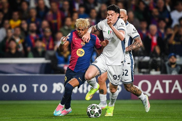 30 de abril de 2025, Espanha, Barcelona: Alessandro Bastoni, da Inter de Milão, e Lamine Yamal, do FC Barcelona, lutam pela bola durante a partida de futebol da Liga dos Campeões da UEFA entre FC Barcelona e Inter de Milão no Stadio olimpico Lluis Company