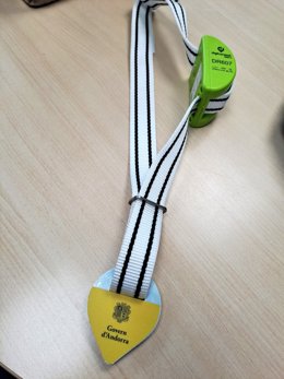 El collar que se ha entregado a los ganaderos del país