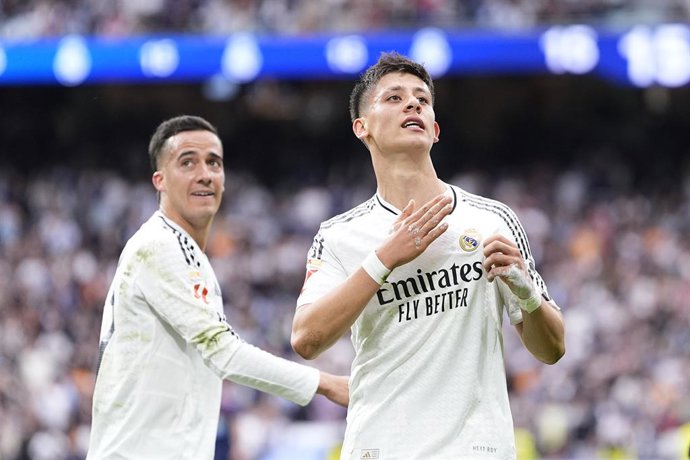 Arda Guler, do Real Madrid, comemora um gol durante a partida de futebol da Liga Espanhola, LaLiga EA Sports, disputada entre o Real Madrid e o RC Celta de Vigo no estádio Santiago Bernabeu, em 4 de maio de 2025, em Madri, Espanha.
