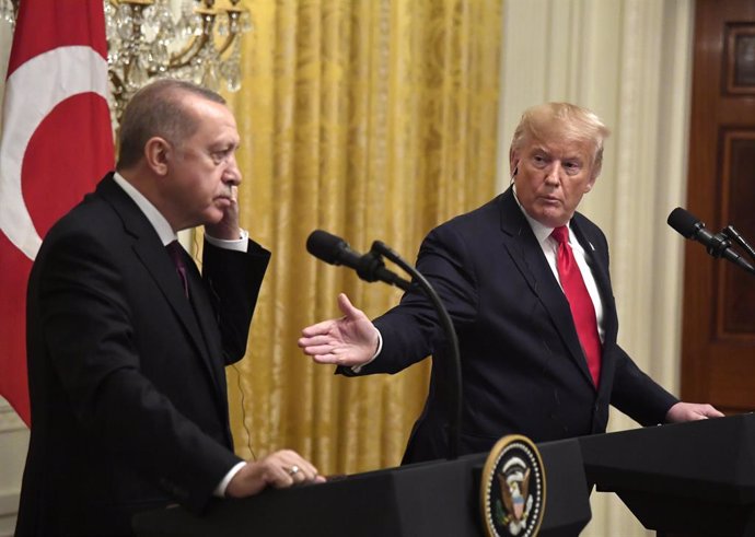 Archivo - November 13, 2019, Washington, District of Columbia, USA: United States President Donald J. Trump (R) gestures to President Recep Tayyip Erdogan of Turkey at a press conference in the East Room of the White House, Wednesday, November 13, 2019, W