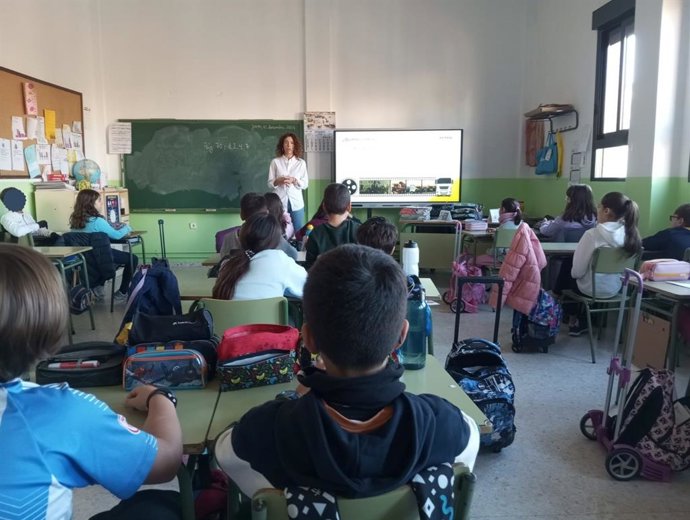 Archivo - Alumnos en un aula. Foto archivo.