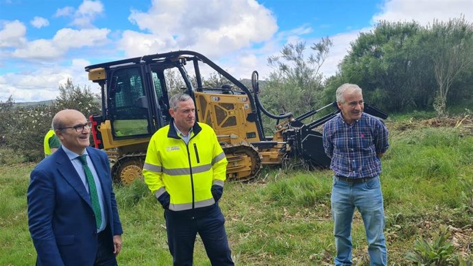 El delegado de la Junta en Zamora, Fernando Prada; el presidente de la Diputación de Zamora, Javier Faúndez; y el alcalde de Manzanal de Arriba, Nazario Castedo.