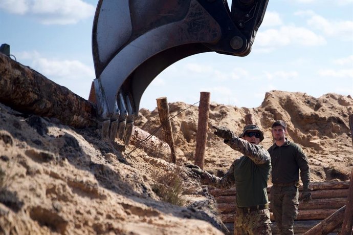 Construcción de una posición defensiva, con un zapador italiano y otro español (dcha.)