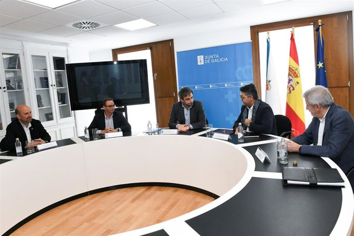 El presidente de la Fundación Galega contra o Narcotráfico, Manuel Antonio Couceiro, en una reunión junto al conselleiro de Presidencia, Xustiza e Deportes, Diego Calvo.