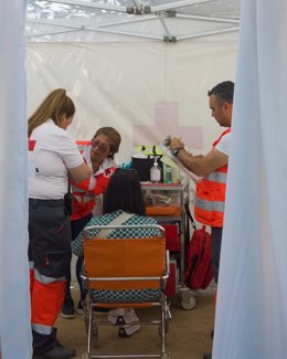 Atención de Cruz Roja en la Fiesta de las Cruces de Córdoba.