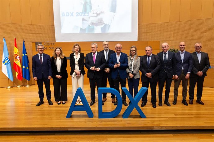 O conselleiro de Sanidade, Antonio Gómez Caamaño, e o xerente do Sergas, José Ramón Parada, cos xerentes das áreas sanitarias na firma dos acordos de xestión 2025.