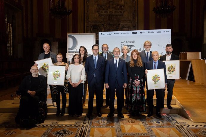 Las autoridades asistentes junto a los premiados de los 42 Premios Ortega y Gasset.