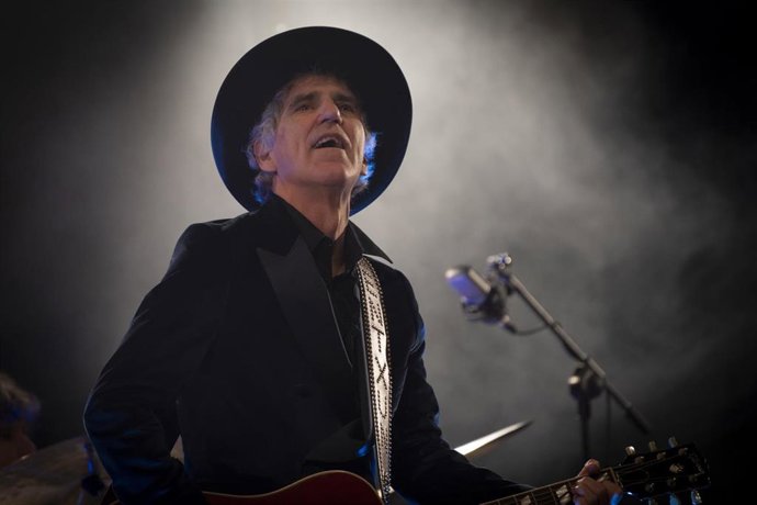 Archivo - El cantante Mikel Erentxun durante una actuación.