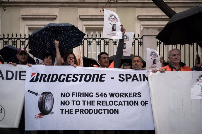 Unos 300 trabajadores de Bridgestone se concentran  en la embajada de Japón en Madrid