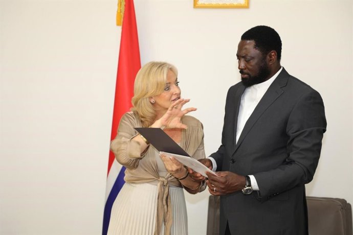 La consejera de Sanidad del Gobierno de Canarias, Esther Monzón, con el ministro de Asuntos Exteriores de Gambia